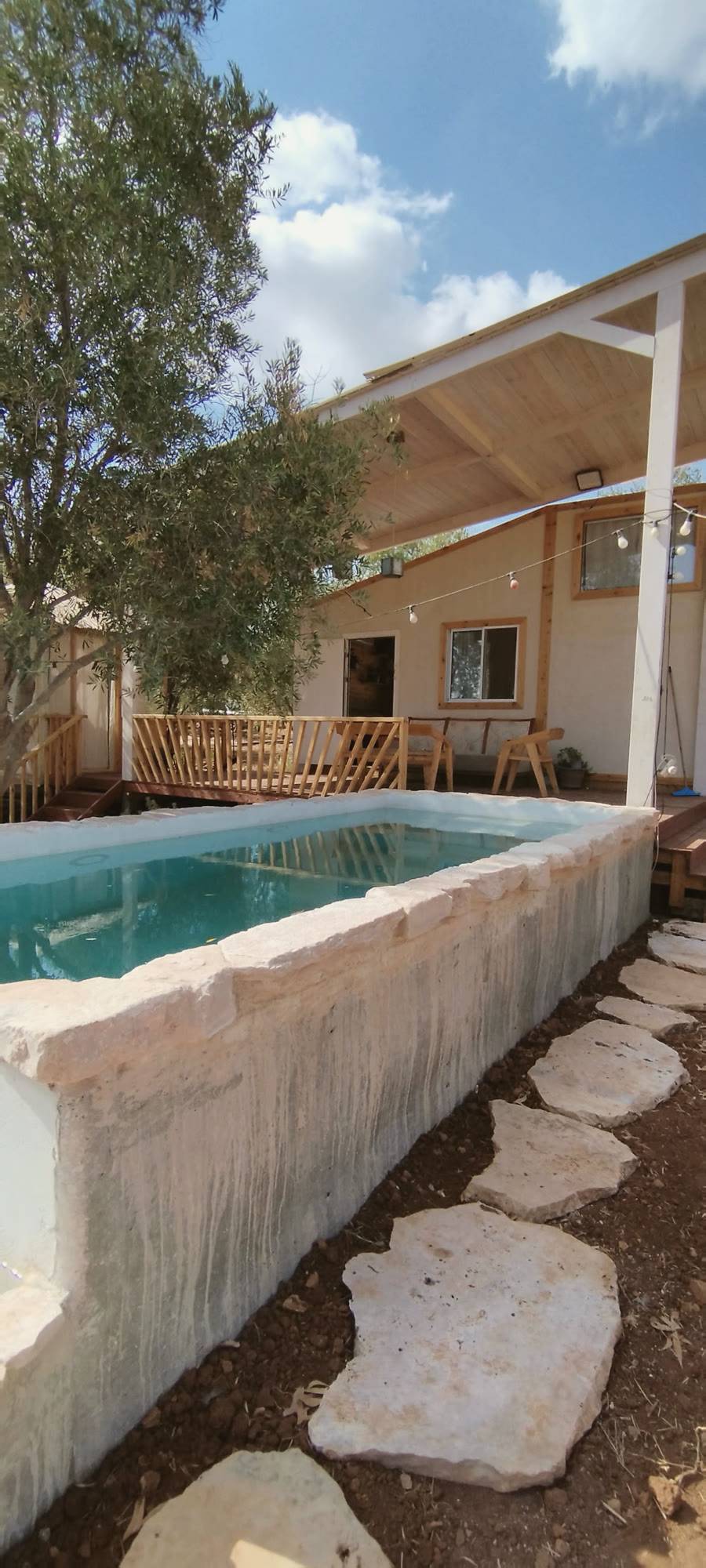 הבריכה לצד הבית והדק